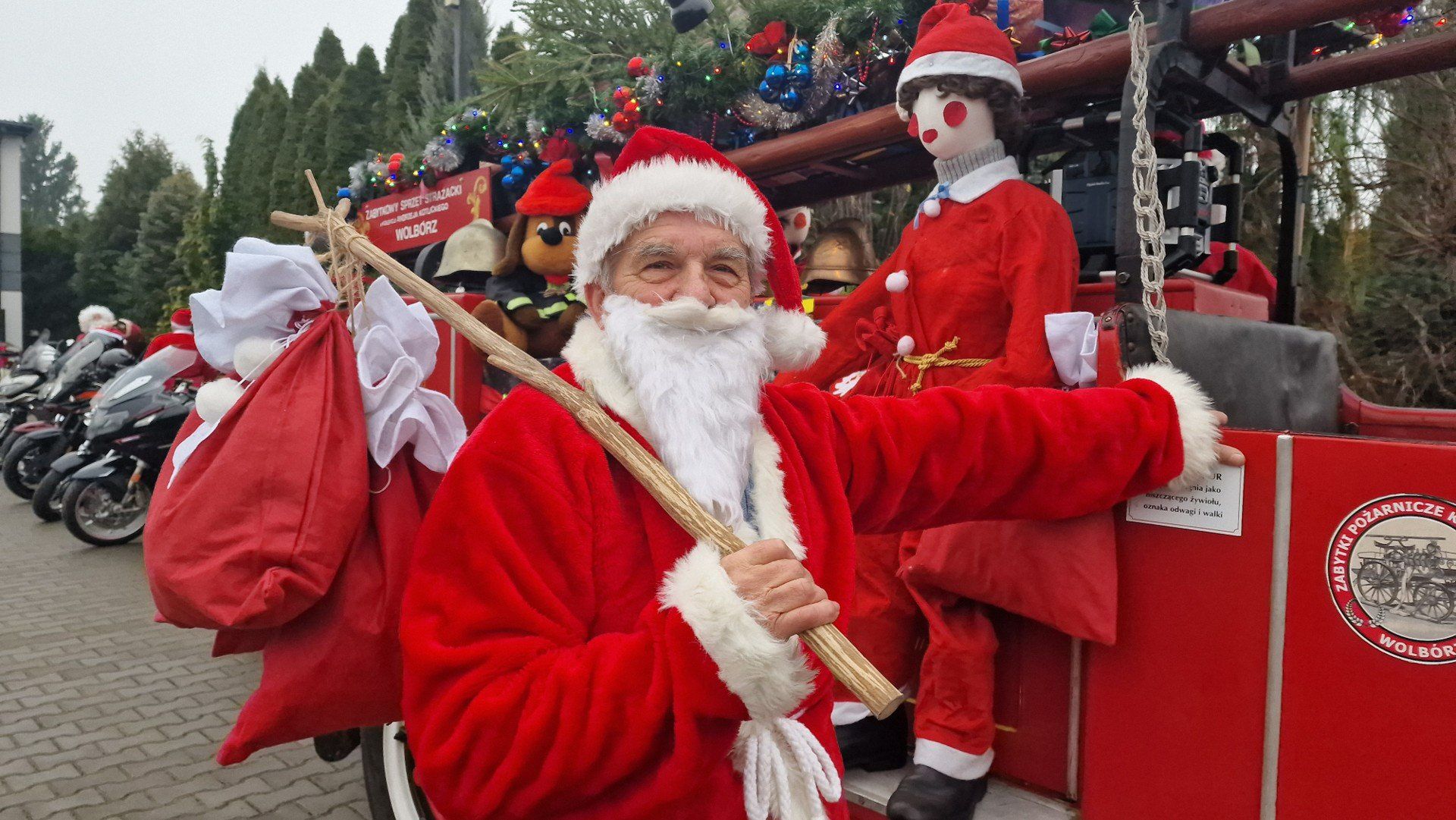 Motomikołaje w Wolborzu. Odwiedzili na motocyklach z przedszkoli na terenie miasta i gminy Wolbórz. Przywieźli prezenty słodkie prezenty.