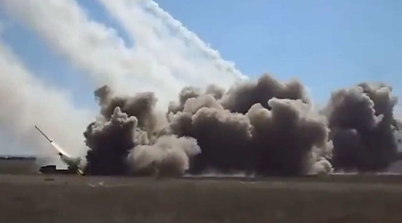 Ukraiński MON udostępnił nagranie z frontu, kiedy siły Kijowa atakują rosyjskie cele przy użyciu wyrzutni rakiet HIMARS. 