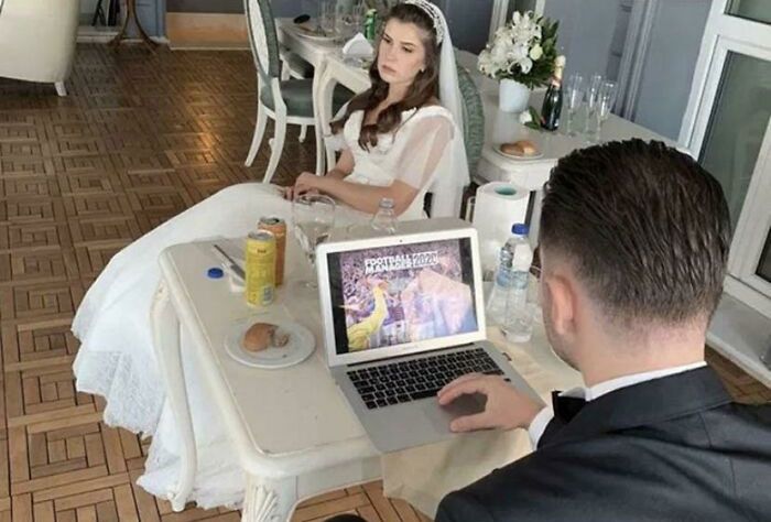 Pan młody przyniósł na swój ślub komputer, by grać w grę.