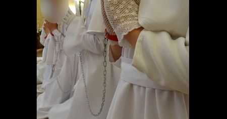 Dzieci "zakute w kajdany" klęczą w kościele. Ksiądz: gest jest wyzywający