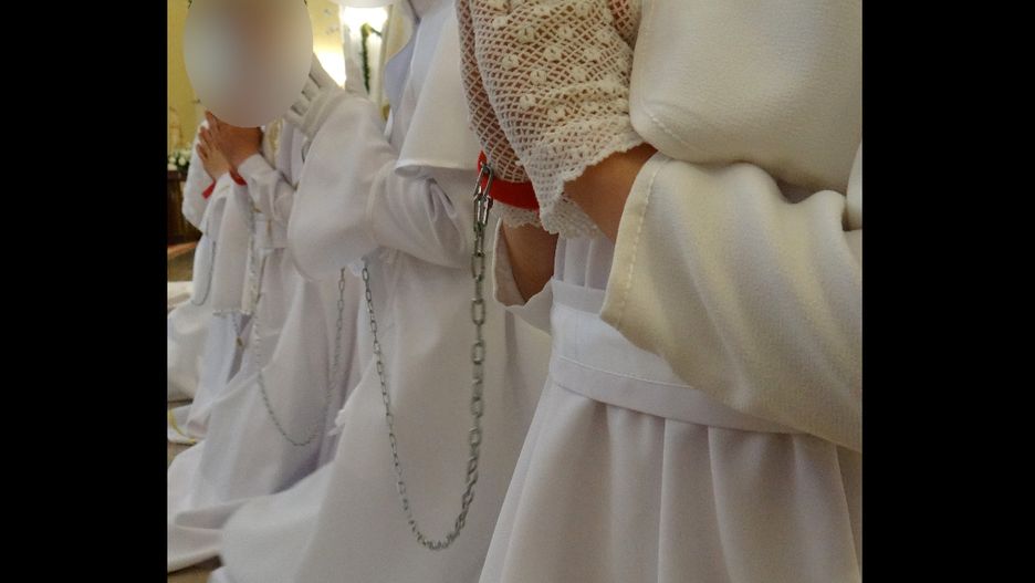 Dzieci przystępujące do komunii "zakute w kajdany"