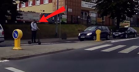 Nagranie rozgrzało sieć. Wyjechał na hulajnodze i kopnął