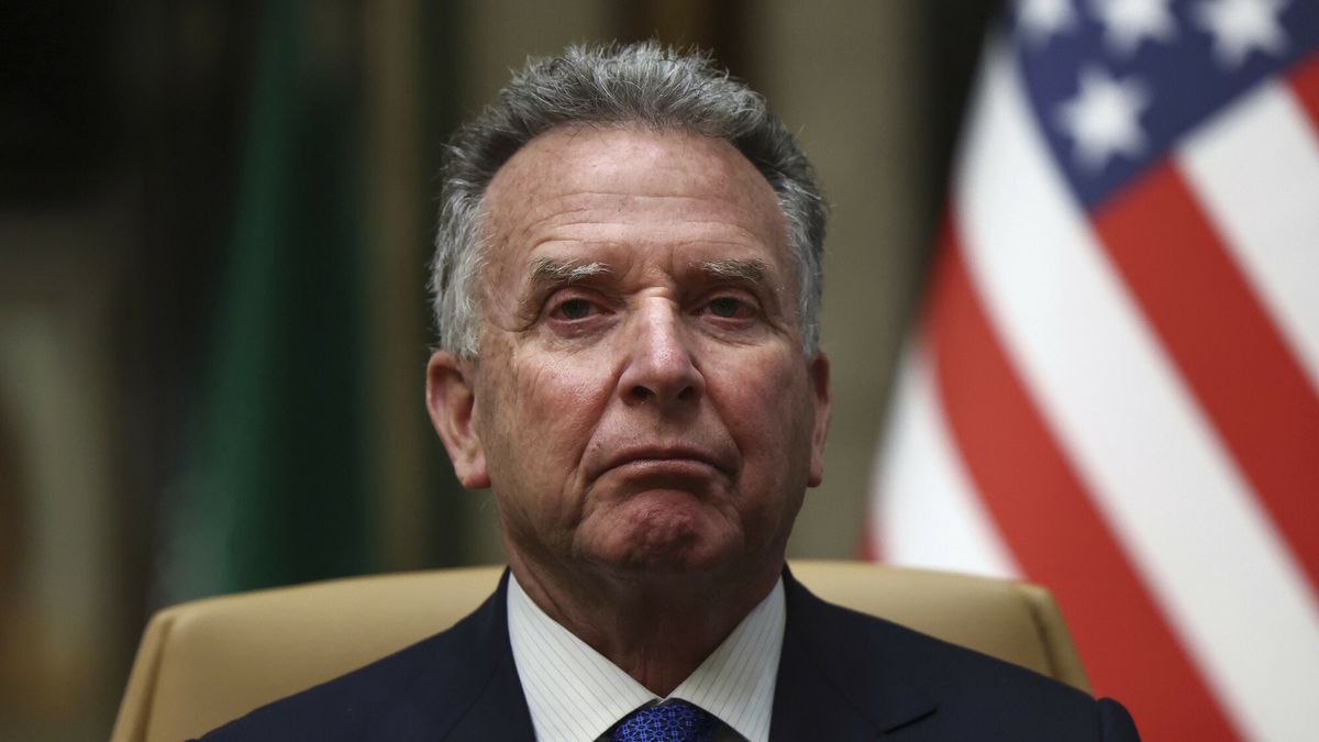 Negocjacje Rosji i USA w sprawie Ukrainy w Arabii Saudyjskiej
U.S. Middle East envoy Steve Witkoff attends and interview after participating in a meeting with U.S. Secretary of State Marco Rubio, U.S. National Security Advisor Mike Waltz, Russian Foreign Minister Sergei Lavrov and Russian President Vladimir Putin's foreign policy advisor Yuri Ushakov, at Diriyah Palace, in Riyadh, Saudi Arabia, Tuesday, Feb. 18, 2025. (Evelyn Hockstein/Pool Photo via AP)
Evelyn Hockstein