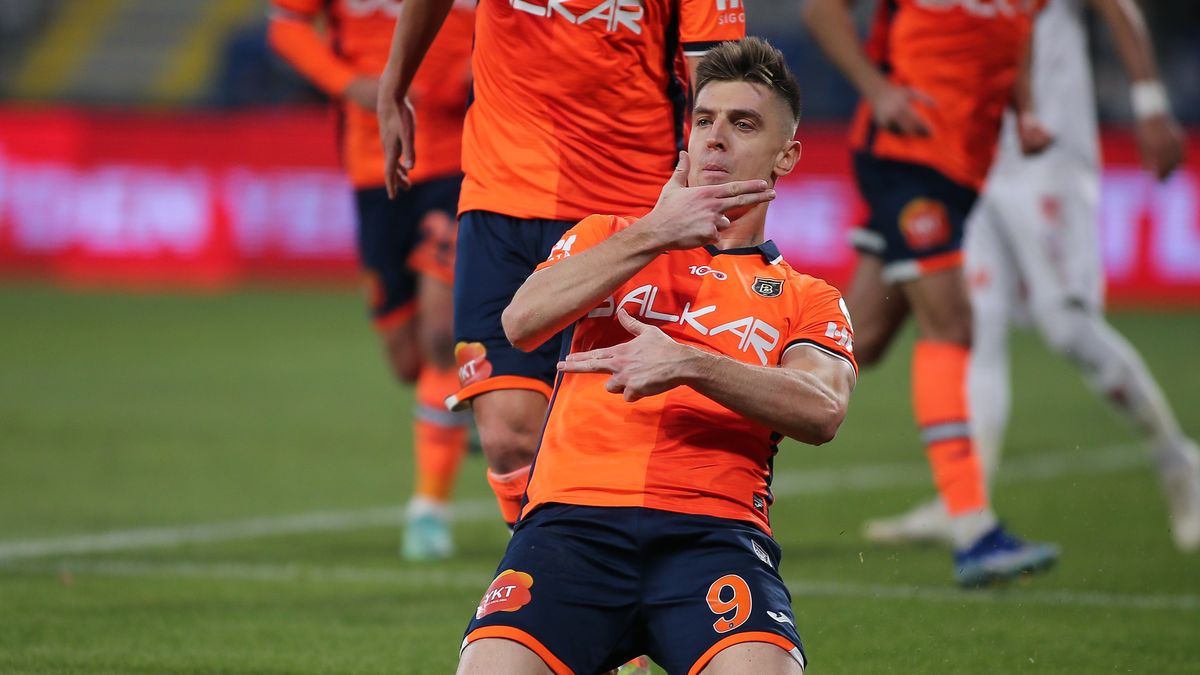 ISTANBUL, TURKEY - DECEMBER 19: Krzysztof Piatek of Basaksehir celebrates after scoring his team's first goal during the Turkish Super League match between Basaksehir and Sivasspor at Fatih Terim Stadyumu on December 19, 2023 in Istanbul, Turkey. (Photo by Ahmad Mora/Getty Images)