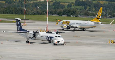 Piloci i stewardessy na umowach B2B. "Rozwiązanie co najmniej kuriozalne"