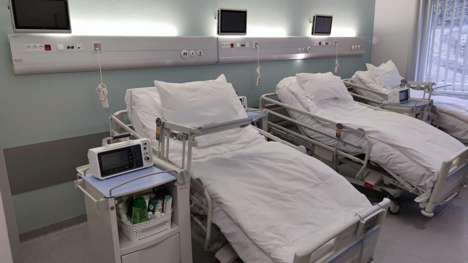 szpital koronawirus łóżko szpitalne