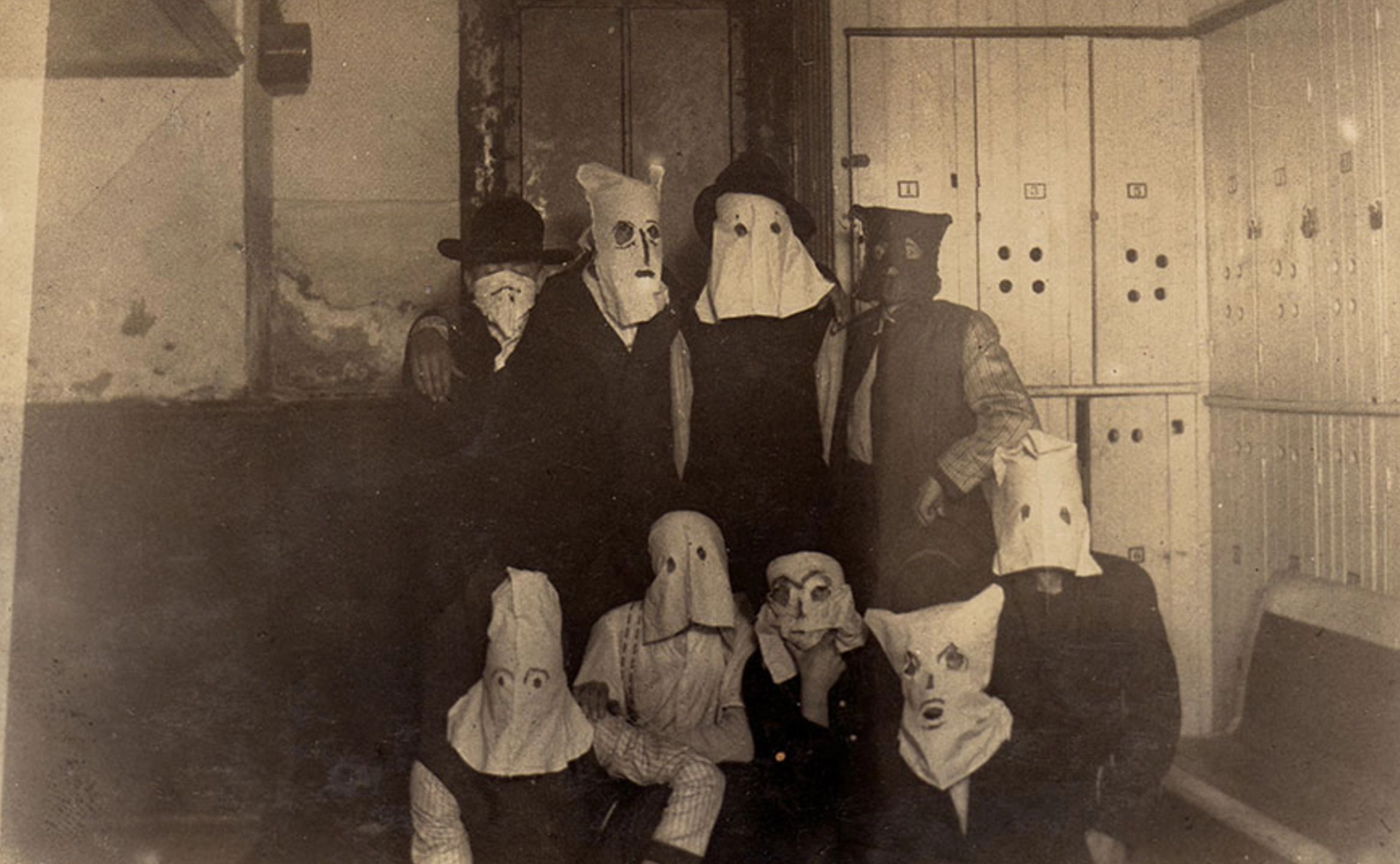 Stuletnie zdjęcia upiornych kostiumów na Halloween