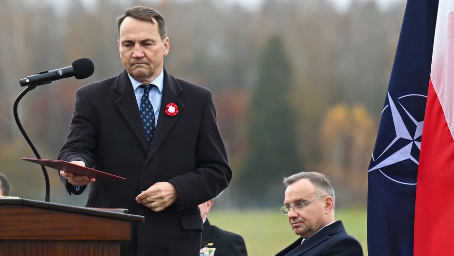 Redzikowo (woj.pomorskie), 13.11.2024. Prezydent RP Andrzej Duda (P) oraz minister spraw zagranicznych RP Radosław Sikorski (L) podczas otwarcia amerykańskiej bazy przeciwrakietowej Aegis Ashore w Redzikowie, 13 bm. Baza stanowi część amerykańskiej tzw. tarczy antyrakietowej, która ma chronić USA i ich europejskich sojuszników przed atakami pociskami balistycznymi, przede wszystkim z Iranu. (amb) PAP/Adam Warżawa