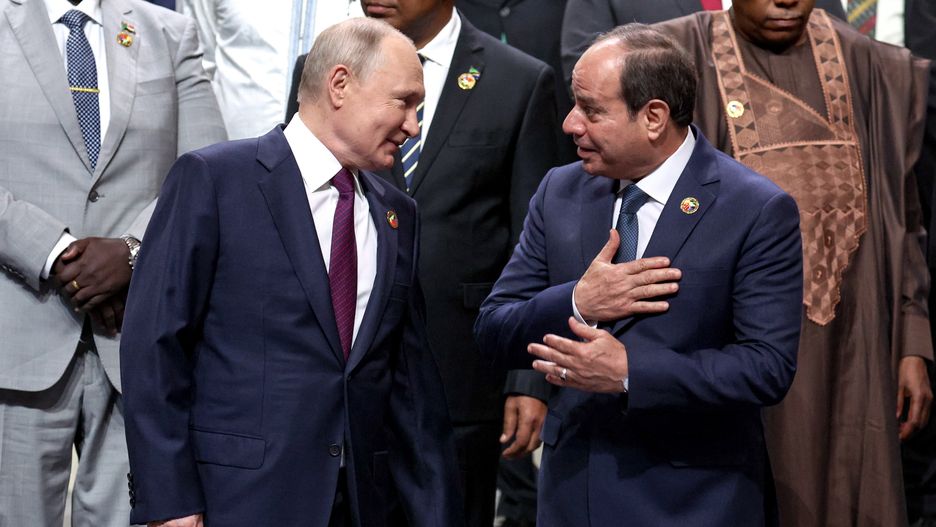 A handout photo made available by TASS Host Photo Agency shows Russian President Vladimir Putin (L) and Egyptian President Abdel Fattah el-Sisi (R) taking part in a family photo session with heads of delegations and participants of the Second Summit 'Russia-Africa' Economic and Humanitarian Forum in St.Petersburg, Russia, 28 July 2023. The Second Summit Economic and Humanitarian Forum 'Russia-Africa' takes place from 27 July to 28 at the Expoforum congress-exhibition center in St.Petersburg. EPA/SERGEI BOBYLEV / TASS HOST PHOTO AGENCY/ HANDOUT --MANDATORY CREDIT-- HANDOUT EDITORIAL USE ONLY/NO SALES Dostawca: PAP/EPA.