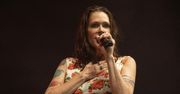 Zeszła ze sceny i usiadła widzowi na kolanach. Reakcja męża - bezcenna