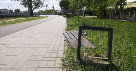 Zniszczona ławka przy Bystrzycy. Sprawka wandali?