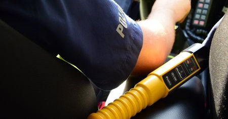 Pijani rodzice wieźli trójkę dzieci. Na tym nie koniec przewinień