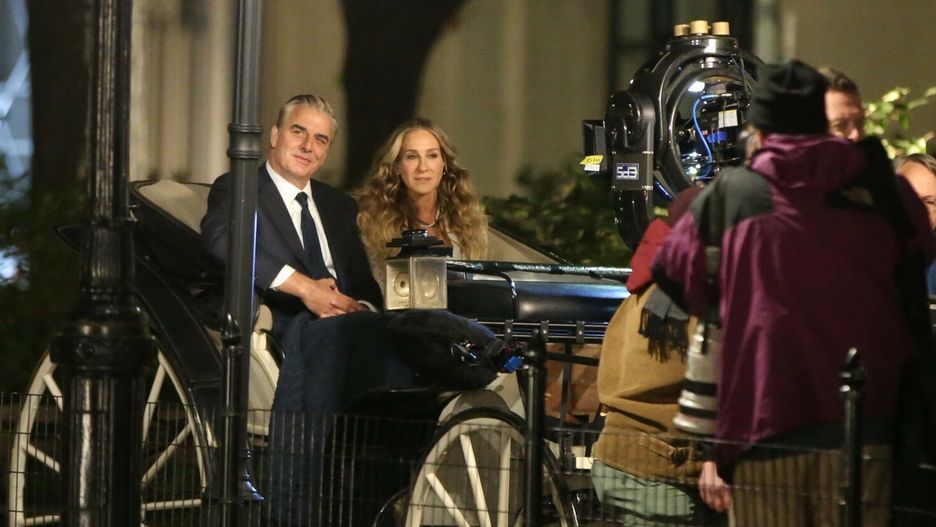 Sarah Jessica Parker na planie serialu And Just Like ThatSarah Jessica Parker and Chris Noth take a romantic carriage ride on the set of 'And Just Like That' in New York City    Pictured: Sarah Jessica Parker,Chris Noth      World Rights,Christopher Peterson / SplashNews.com