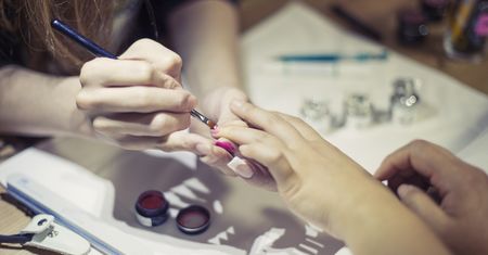 Poszła na manicure. Rozpłakała się, gdy zobaczyła efekt