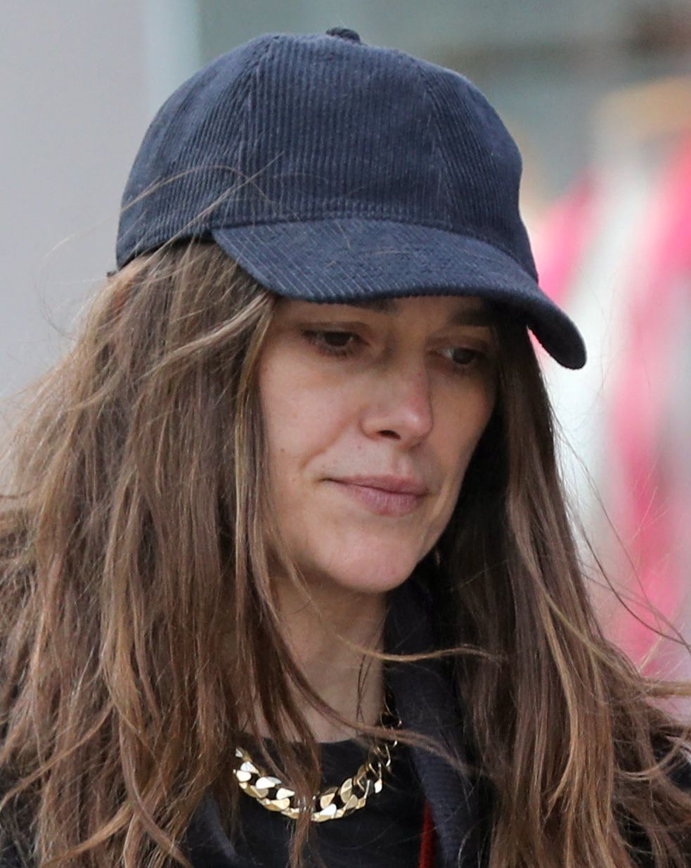 Keira Knightley spaceruje z córką po mieście