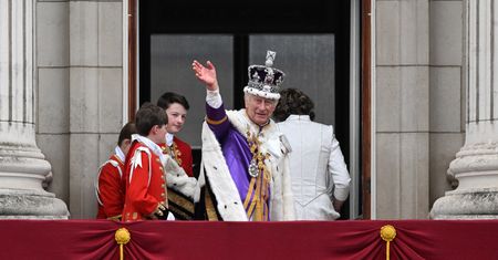 Karol i Camilla po koronacji. Kim byli ludzie na balkonie? Niecodzienny widok