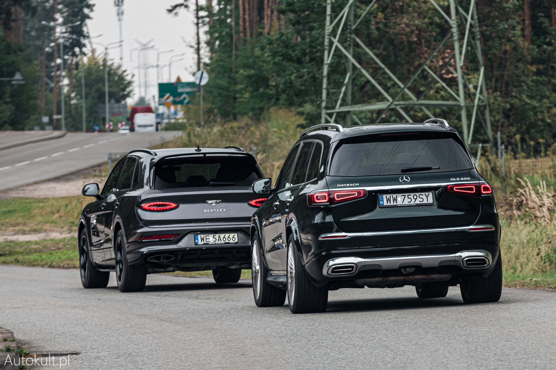 Range Rover (2022) vs Bentley Bentayga S (2022) vs Mercedes-Maybach GLS 600 (2022)