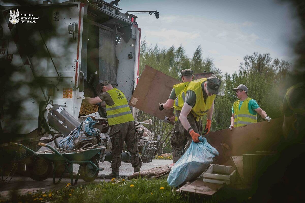 Żołnierze WOT usuwają skutki burz z regionów lubelszczyzny