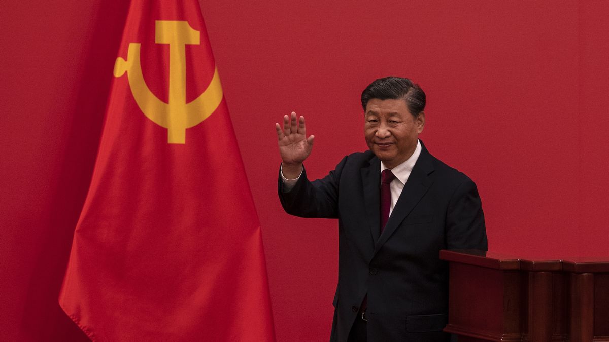 Na zdjęciu Xi Jinping podnoszący rękę w górę w geście pozdrowienia