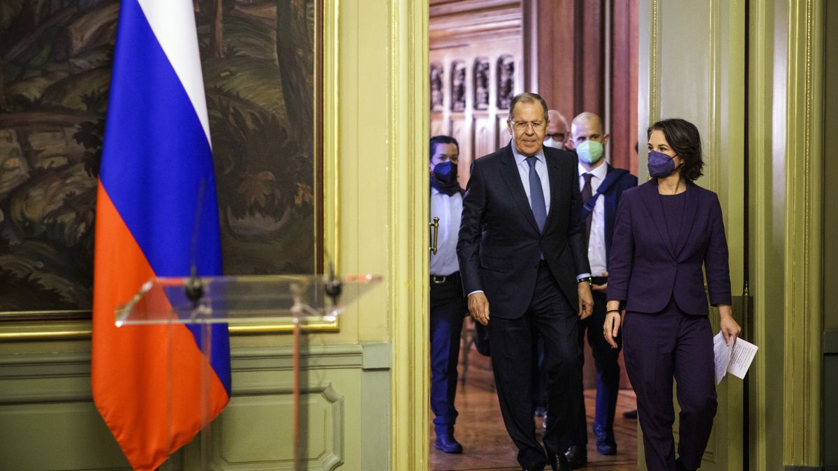 MOSCOW, RUSSIA - JANUARY 18: Annalena Baerbock (R), German Foreign Minister, and Sergej Lawrow (L), Foreign Minister of Russia, are pictured during a press conference on January 18, 2022 in Moscow, Russia. Baerbock travels to Ukraine and Russia for talks about resolving the conflict between both countries. (Photo by Janine Schmitz/Photothek via Getty Images)