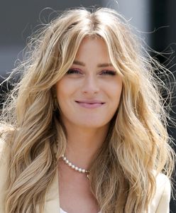 Zawadzka ma na sobie bikini i pije z kokosa. Fani: "Bogini"