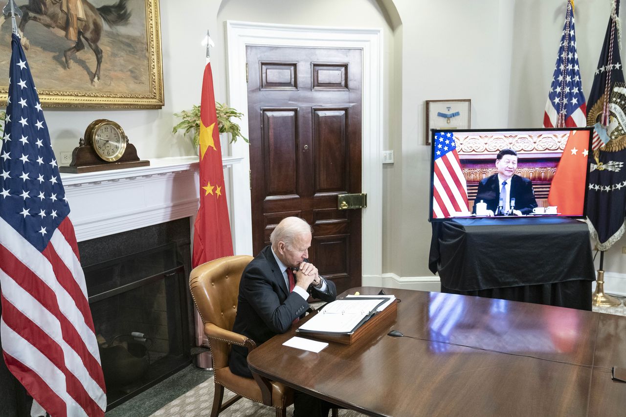 Prezydent USA Joe Biden podczas wideorozmowy z przewodniczącym ChRL Xi Jinpingiem