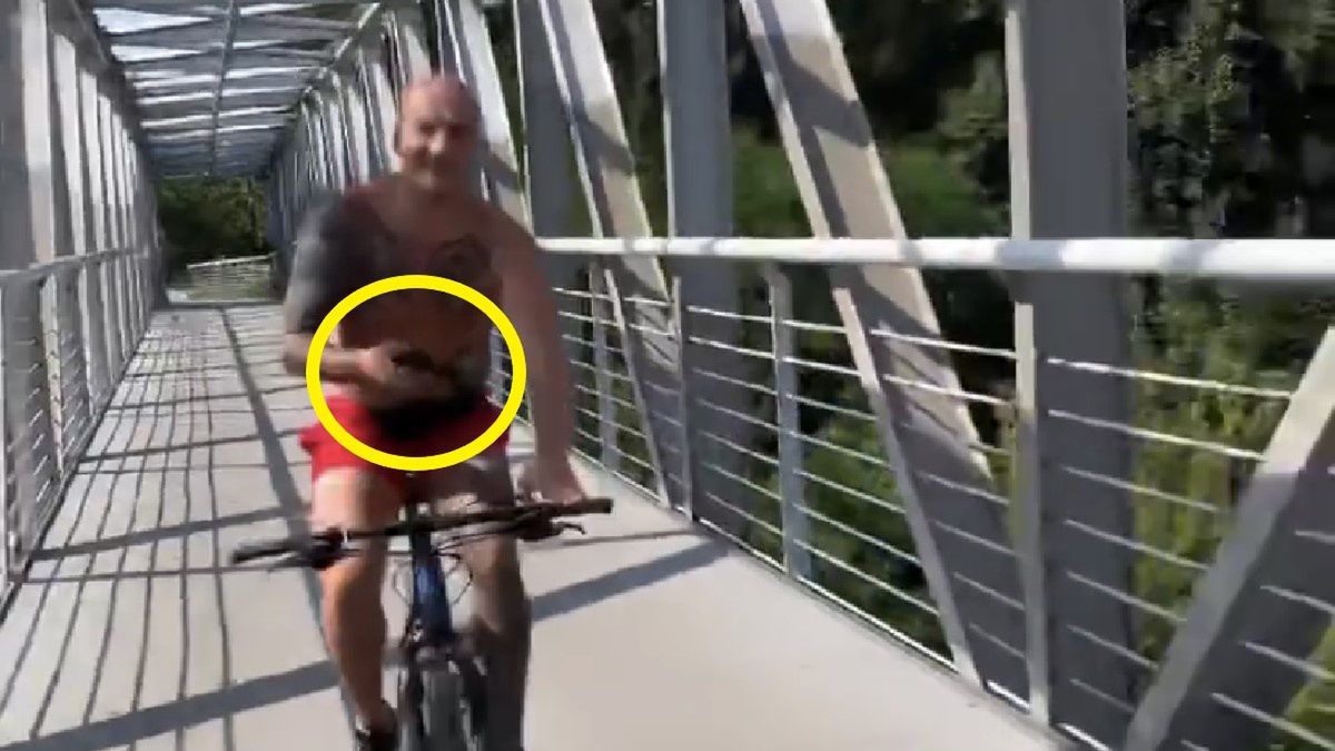 Artur Szpilka na rowerze