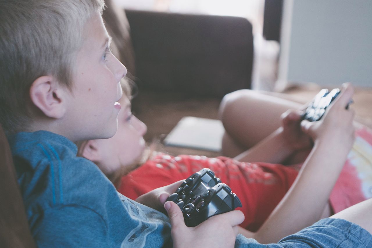 Dzieci, nastolatki i gry wideo. Rząd radzi rodzicom, jak uniknąć zagrożeń