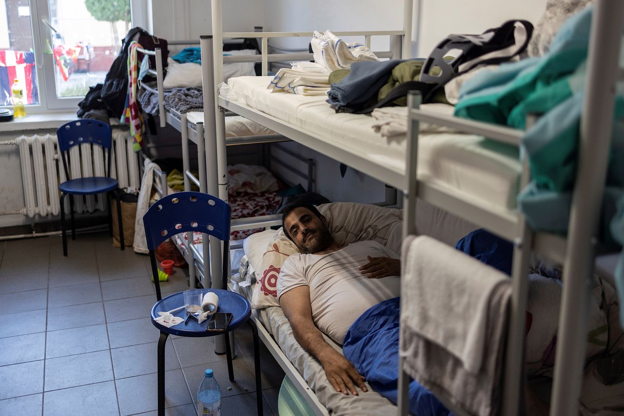 Imigrant z Syrii odpoczywa w pokoju.