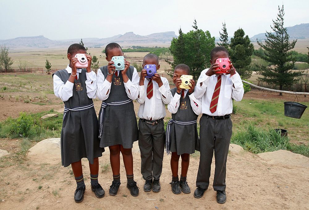Chris Jackson pokazuje fotografię dzieciom w ramach Lesotho Photo Project 5