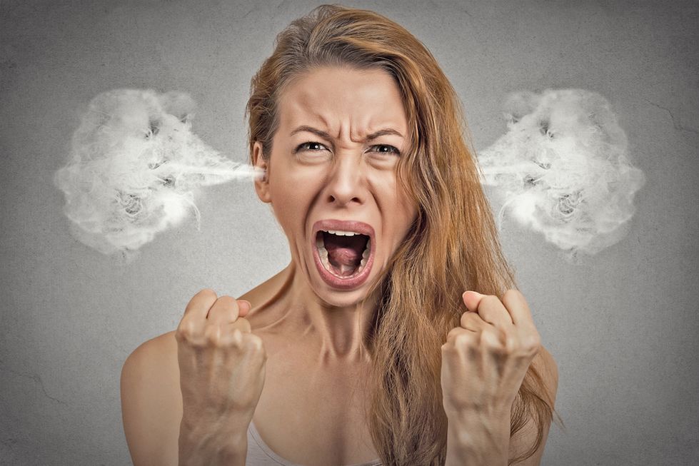 Zdjęcie wściekłej kobiety pochodzi z serwisu Shutterstock
