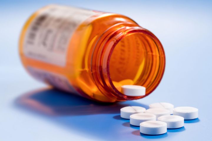 Acenokumarol jest lekiem wydawanym na podstawie recepty. Występuje on w formie doustnych tabletek. Acenokumarol wykazuje działanie przeciwzakrzepowe.
