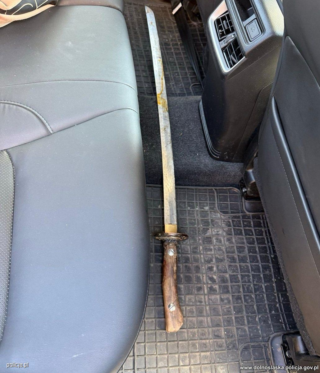 Atak mieczem na policjanta w Pieńsku. 43-latek usłyszał zarzuty i trafił do aresztu