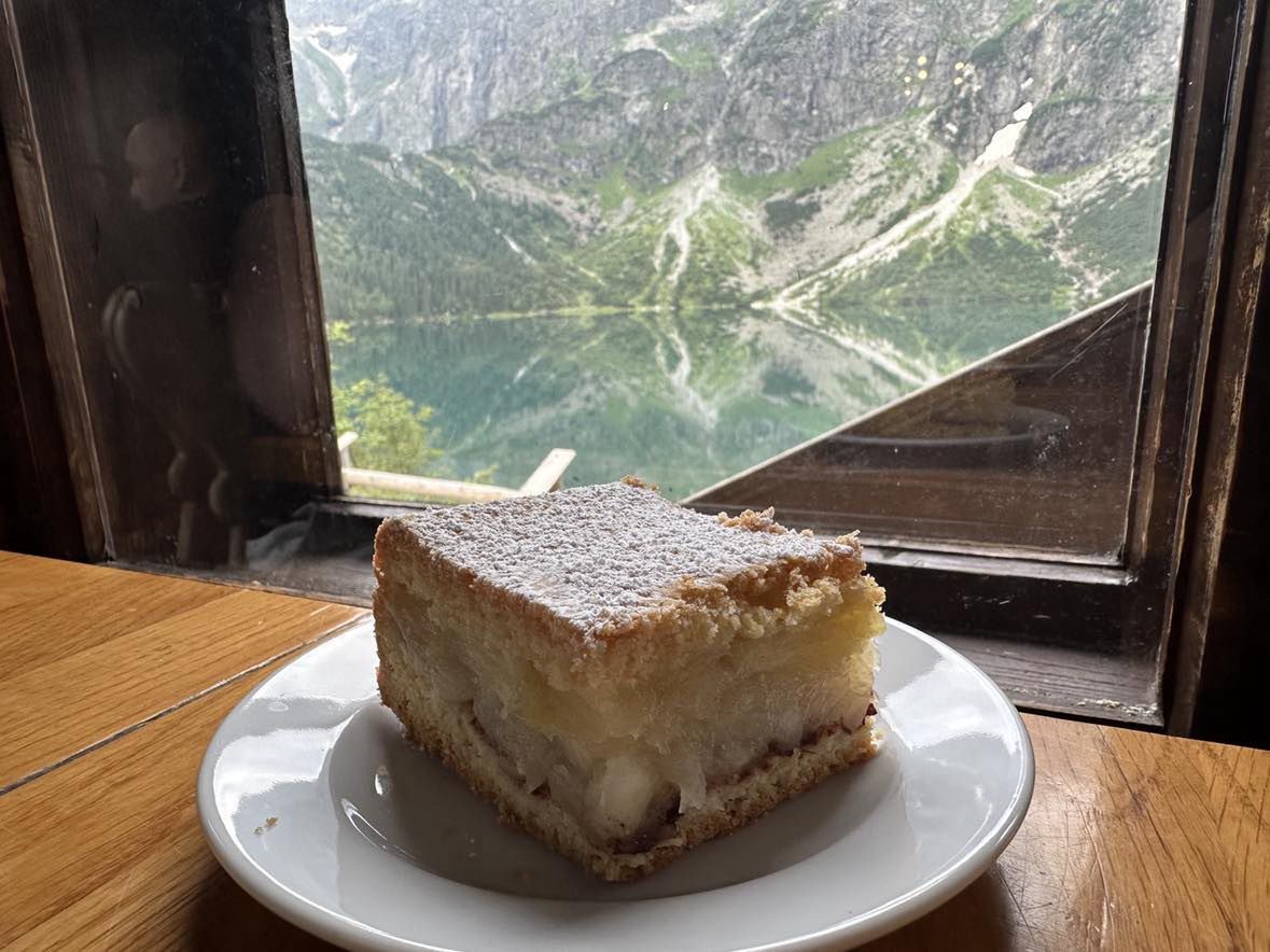 Szarlotka najlepiej smakuje z takim widokiem 