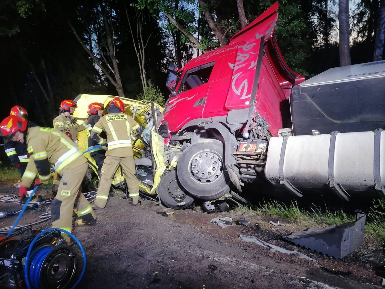 Dwie osoby nie żyją po zderzeniu busa i ciężarówki