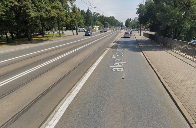 Aleja Solidarności w Warszawie. Kierowca jadący buspasem nie może skręcić w prawo ze względu na linię ciągłą