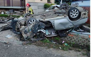 Dramat na Mazowszu. Trzy osoby w Toyocie. Czwarta dostała odłamkami