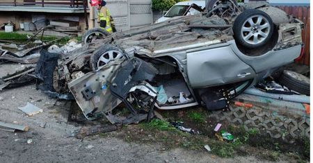 Dramat na Mazowszu. Trzy osoby w Toyocie. Czwarta dostała odłamkami
