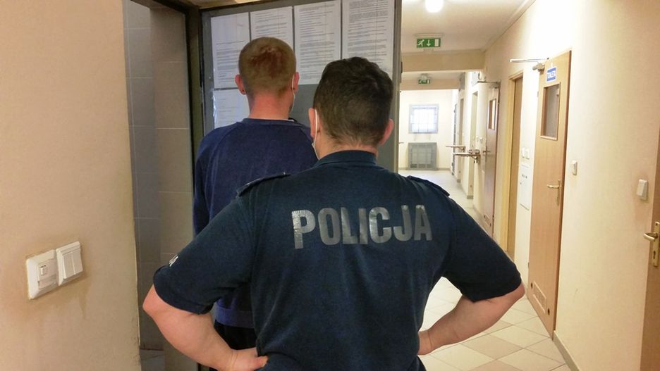 Warszawa. Pijany wjechał w przystanek autobusowy. Auto było kradzione