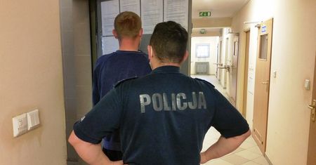 Mazowieckie. Pijany wjechał w przystanek autobusowy. Auto było kradzione