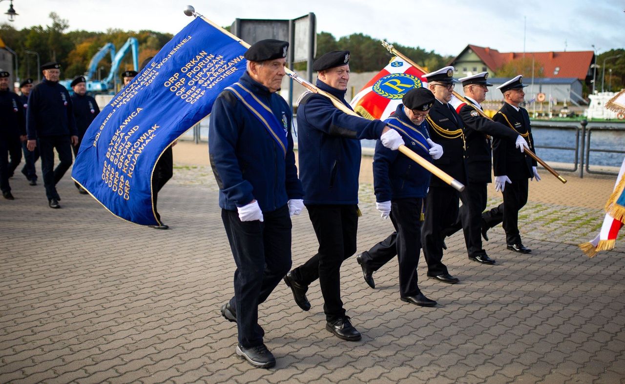 Ustka: Zjazd marynarzy rezerwistów. Uroczystości w porcie i odsłonięcie figurki marynarza