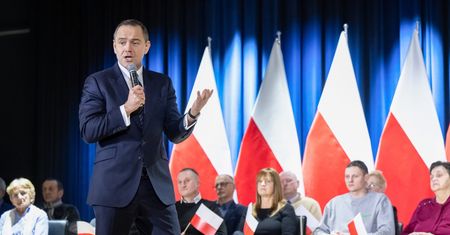 Część wyborców PiS nie popiera Nawrockiego. Zaskakujący sondaż