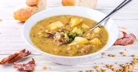 Zupa grochowa na wędzonce. Zawiesista i aromatyczna
