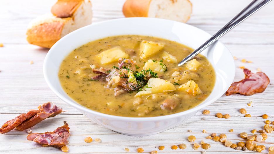 Zupa grochowa na wędzonce. Zawiesista i aromatyczna