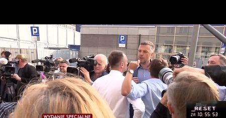 Skandaliczne paski w TVP. Tak skomentowali starcie Rachonia z Tuskiem
