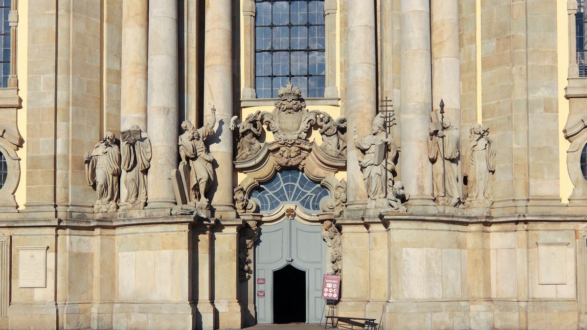 Wejście do opactwa w Krzeszowie