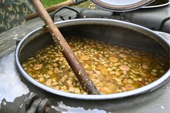 Plenerowy hit na mroźne dni. Po porcję tej zupy ustawiają się długie kolejki