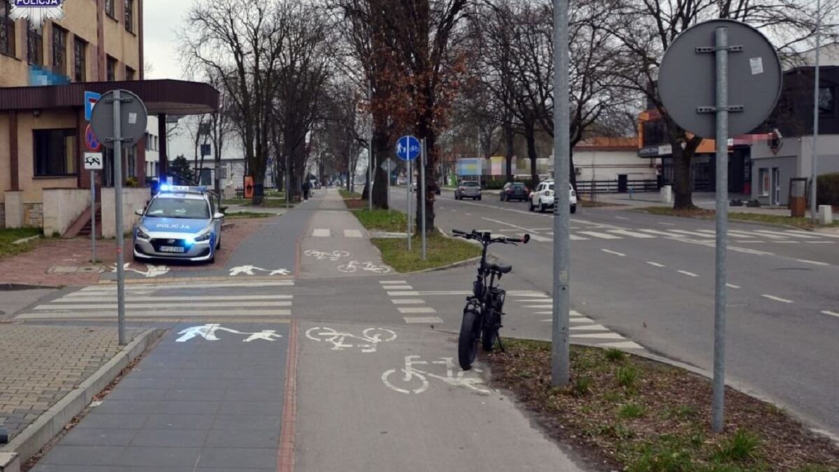 Samochód wjechał w rowerzystę na przejeździe