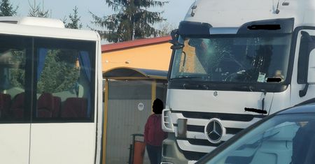 Zderzenie busa pasażerskiego i TIR-a na trasie Lublin-Lubartów. Dwie osoby poszkodowane
