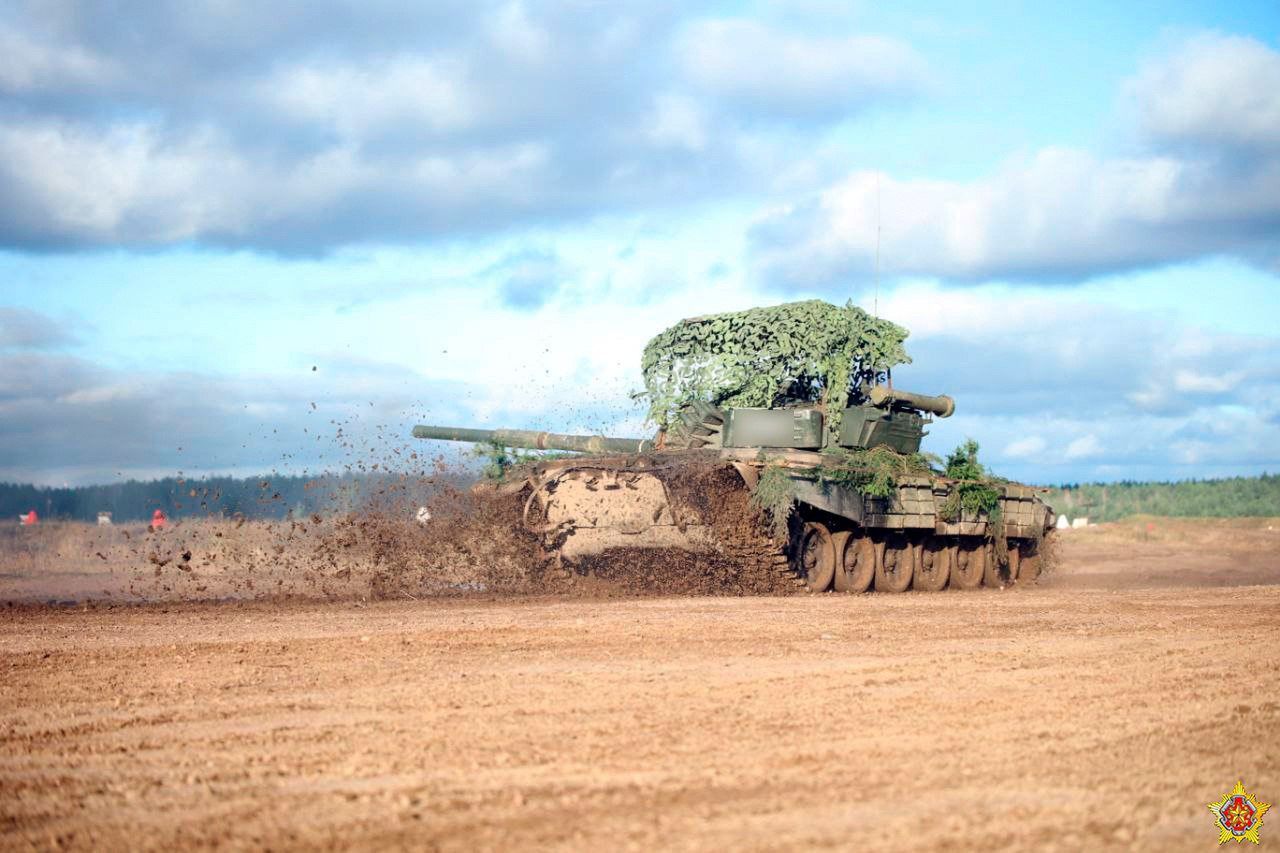 Białoruski T-72 z klatką